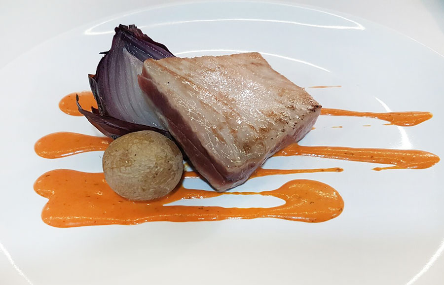 Solomillo de atún rojo con cebolla asada y salsa gaucha