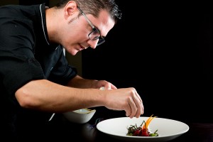 Julio Vázquez del restaurante El Campero preparando atún rojo picante con algas de estero