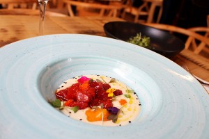 Atún rojo marinado con ajoblanco de melocotón