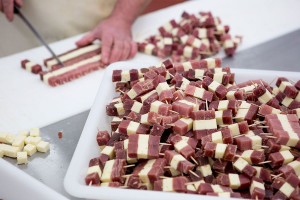 Elaboración de banderillas de atún rojo y queso Baelo