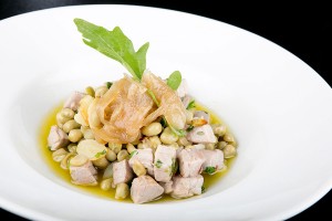 Habas tiernas con atún rojo de almadraba en Francisco La Fontanilla