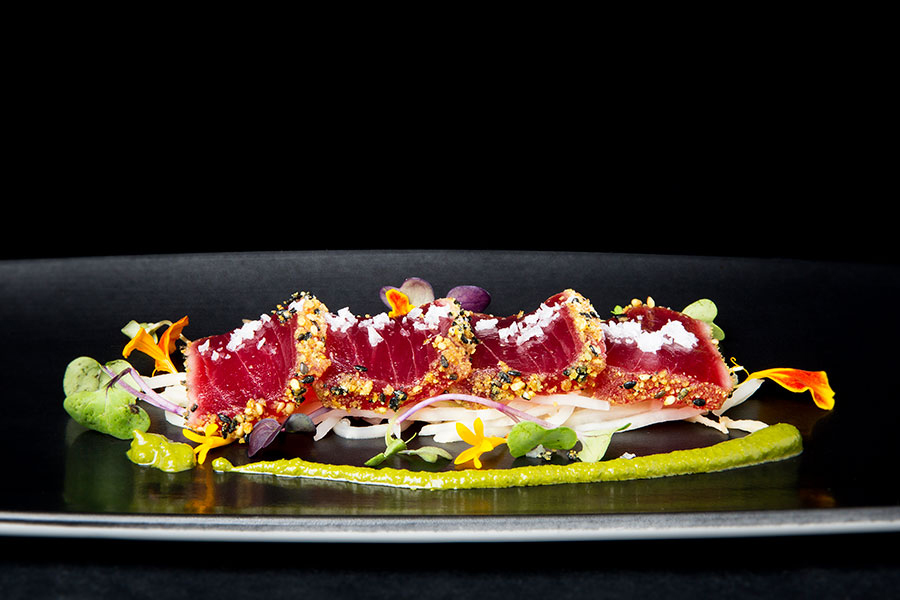 Tataki de atún rojo empanado en restaurante La Marea