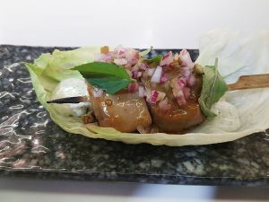 Satay de lomo de atún con salsa chili