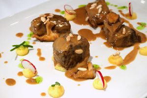 Facera de atún rojo con puré picante de patatas y piñones de la breña adaptado a celíacos - Restaurante El Campero