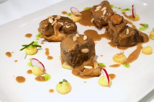 Facera de atún rojo con puré picante de patatas y piñones de la breña adaptado a celíacos - Restaurante El Campero