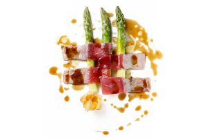 Atún sobre espárragos verdes - El Faro de El Puerto