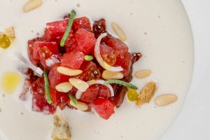 Dados de atún con ajoblanco de piñones de la Breña