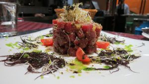 Tartar de atún rojo con ogonori rojo fresco y especias de algas