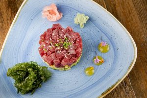 Tartar de atún rojo con aguacate y lechuga de mar en Aquarela