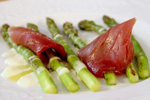 Espárragos crujientes con salsa de Payoyo y atún ahumado