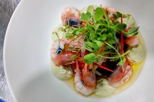 Mini ensalada templada de quisquilla con crema de alcachofa y hueva de grano