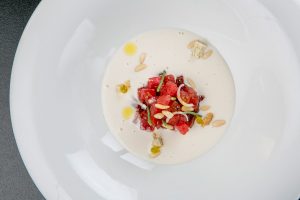 Dados de atún con ajoblanco de piñones de la Breña