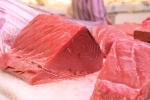 Atún fresco en un mercado