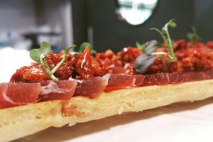 Tosta de atún con tomates secos - Restaurante Tuntún