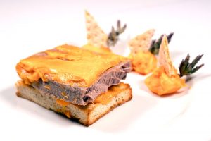 mormo de atún en manteca colorá