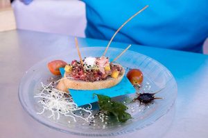 Tosta con atún rojo y mango