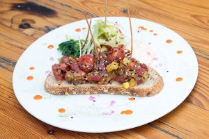 Tosta de atún rojo y mango