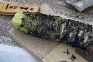 Wasabi rallado en la barra de rosario