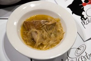 atún encebollado en Plato al Centro
