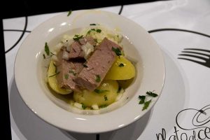 papas aliñadas con atún