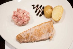 Ventresca de atún rojo a la plancha y tartar toro