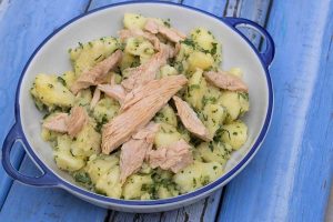 Patatas aliñadas con ventresca de atún en aceite