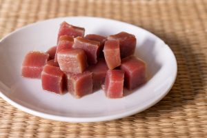 Trozos de atún rojo en un plato